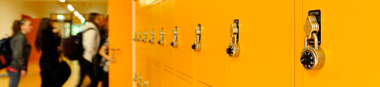 astradirect Schliessfachanlagen in Schule. Panoramabild